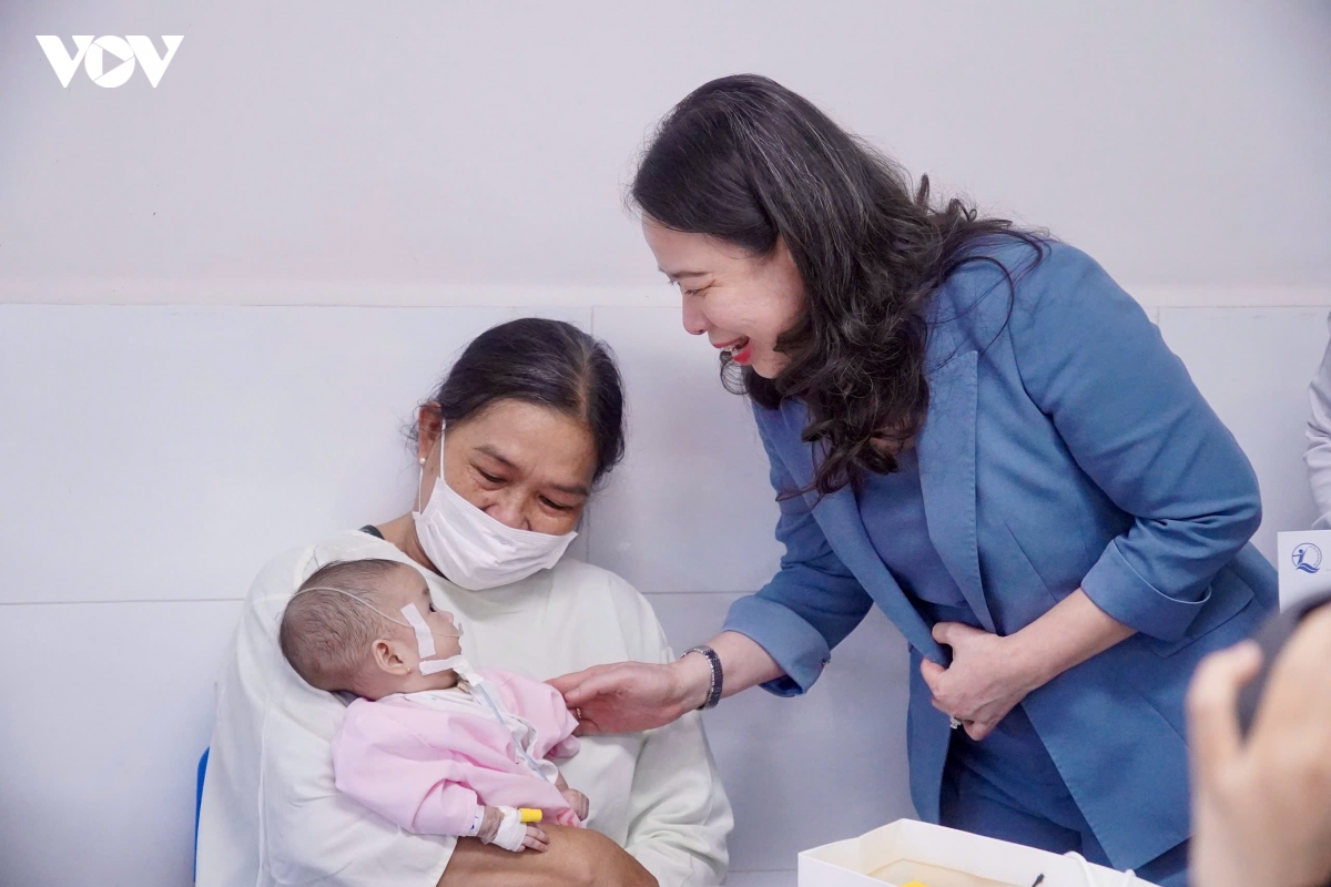 Phó Chủ tịch nước Võ Thị Ánh Xuân thăm bệnh nhi hiểm nghèo tại TP.HCM